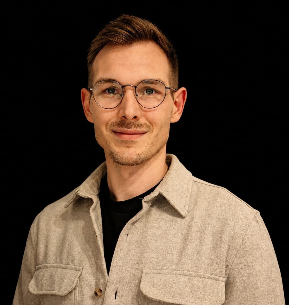 Porträtfoto von Janis Schiller, Managing Director & Operations Manager